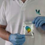 manos humanas sosteniendo un sobre de CMO® de Venpralab